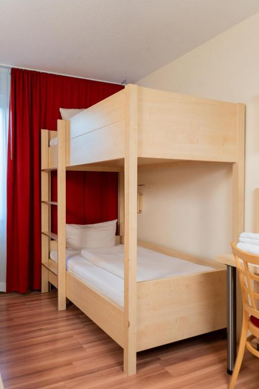 Postel nebo postele na pokoji v ubytování Autohof Hotel Salzbergen