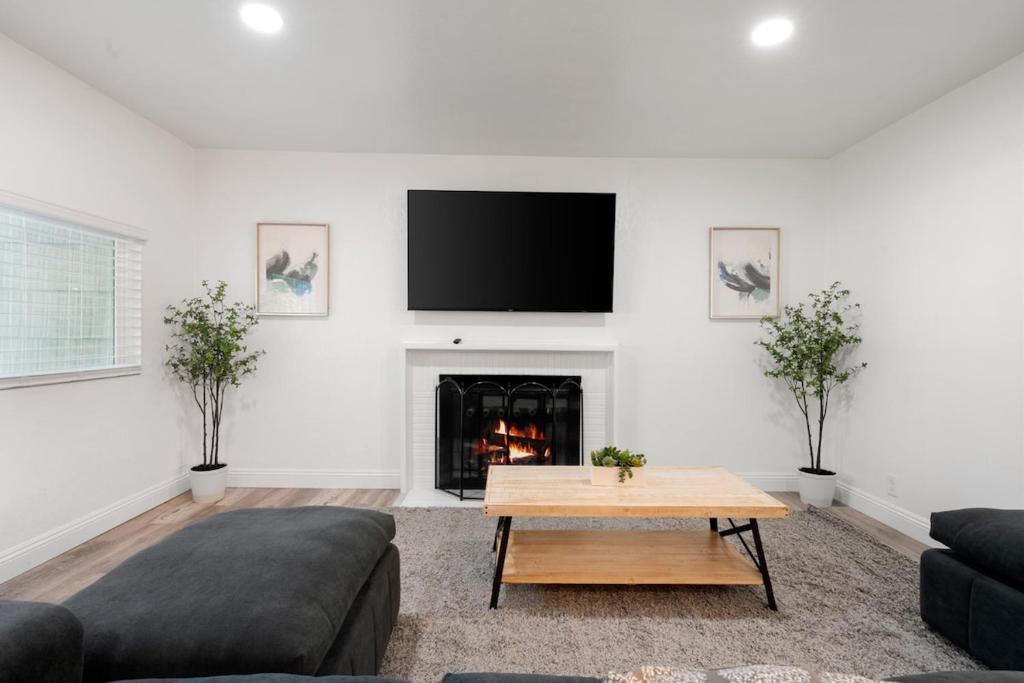 柑橘高地Pristine 3BD, 2BA Modern Getaway with Pool的带壁炉和电视的客厅