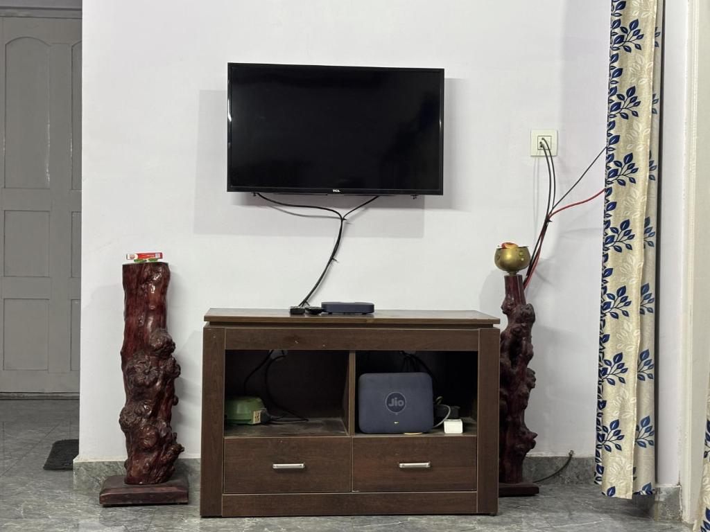 TV a/nebo společenská místnost v ubytování Srishti Homestay