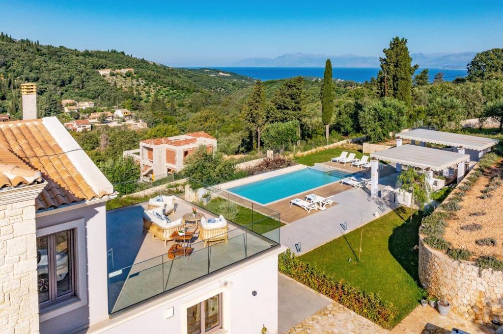 een luchtfoto van een huis met een zwembad bij Villa Tila by Villa Plus in Agnítsini