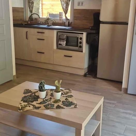 Kuchyň nebo kuchyňský kout v ubytování Gite avec piscine et terrain