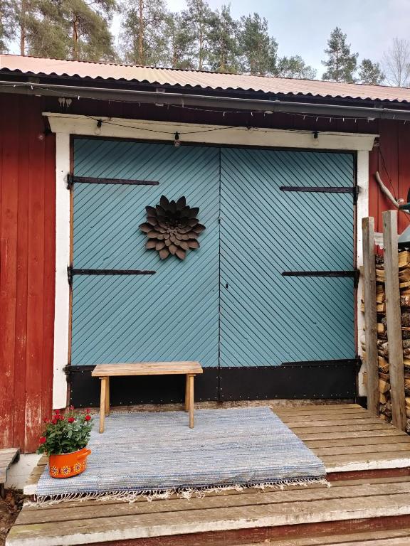 ashed with a wooden bench in front of a door at Piha-aitta taajamassa in Parikkala