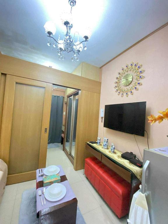 En TV eller et underholdningssystem på 1528-1br-1bed-1sofa bed 1pull out pool view with balcony