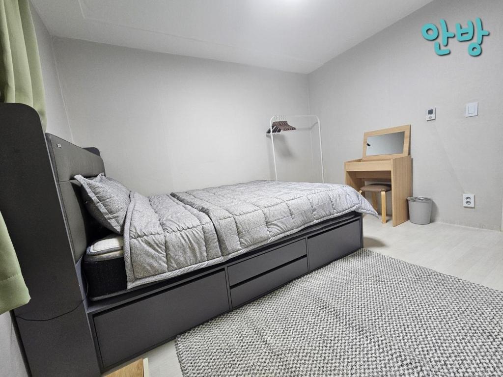 Un dormitorio con una cama y un escritorio. en Nowon Station, 2 bedrooms large apartment complex, en Seúl