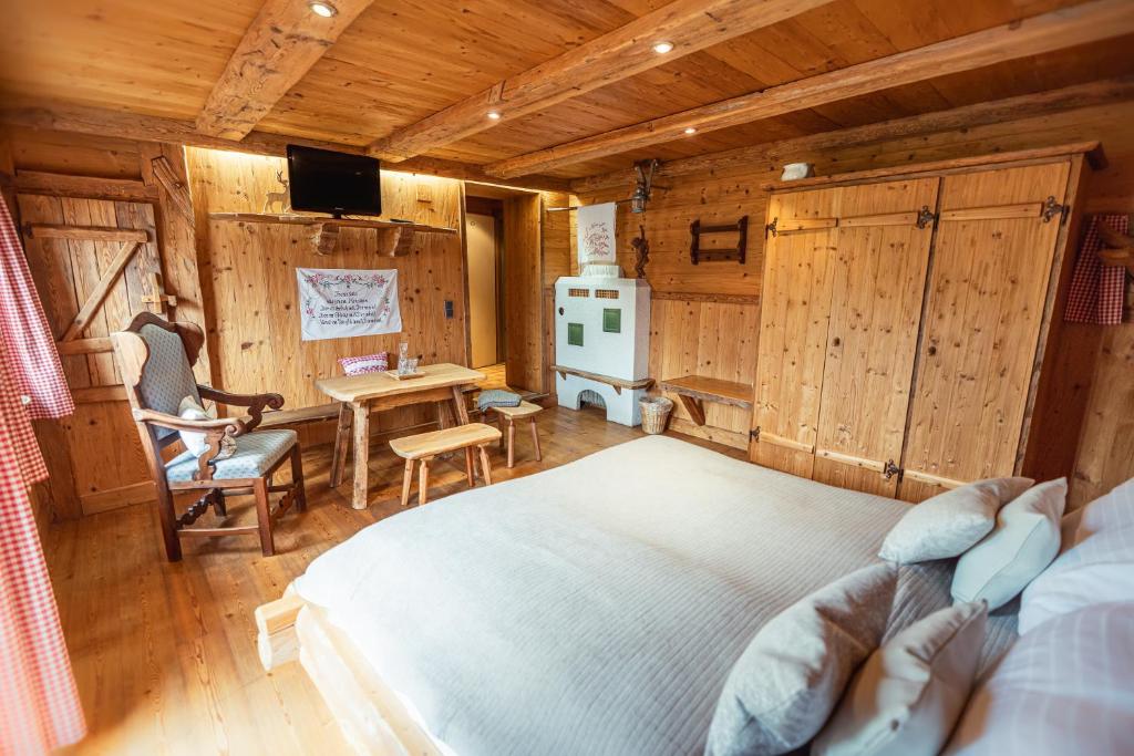 Televízia a/alebo spoločenská miestnosť v ubytovaní Seegasthof Gamsjaga