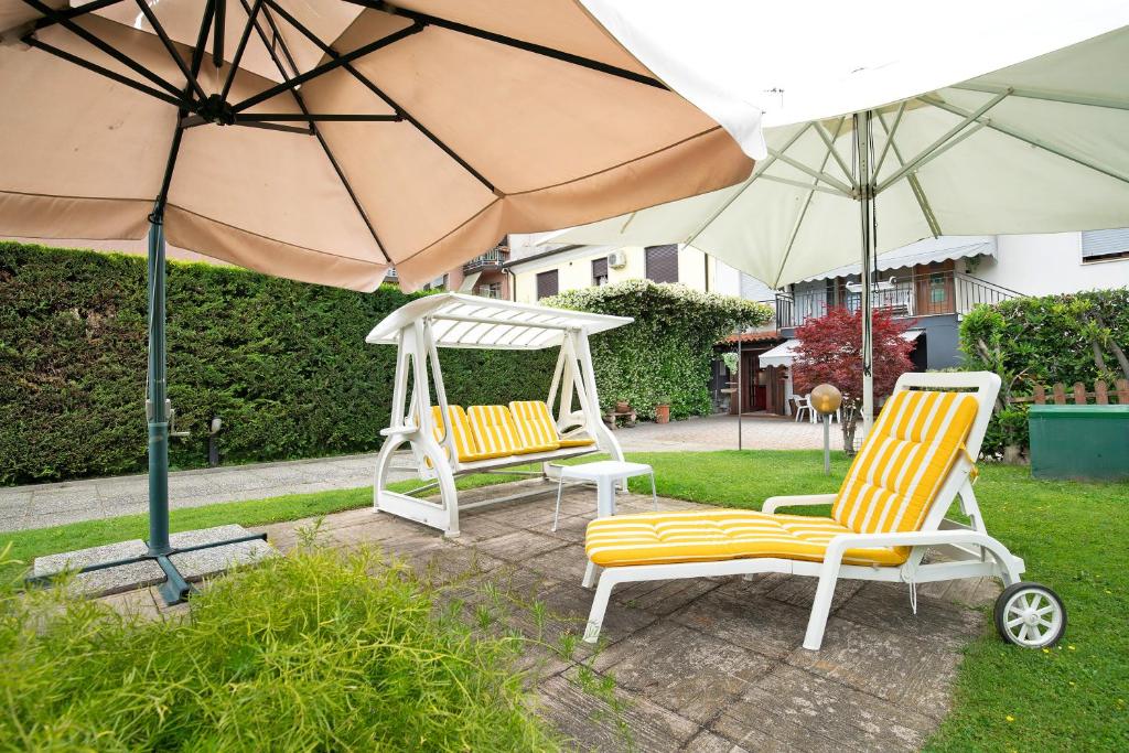 two chairs and a swing and an umbrella at Miniappartamento Il Gelsomino in Spinea