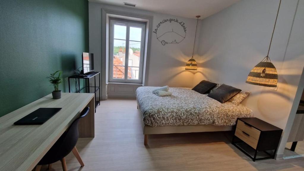une chambre avec un lit et un bureau avec un bureau dans l'établissement Vercingetorix 6 #Confort, à Aubière
