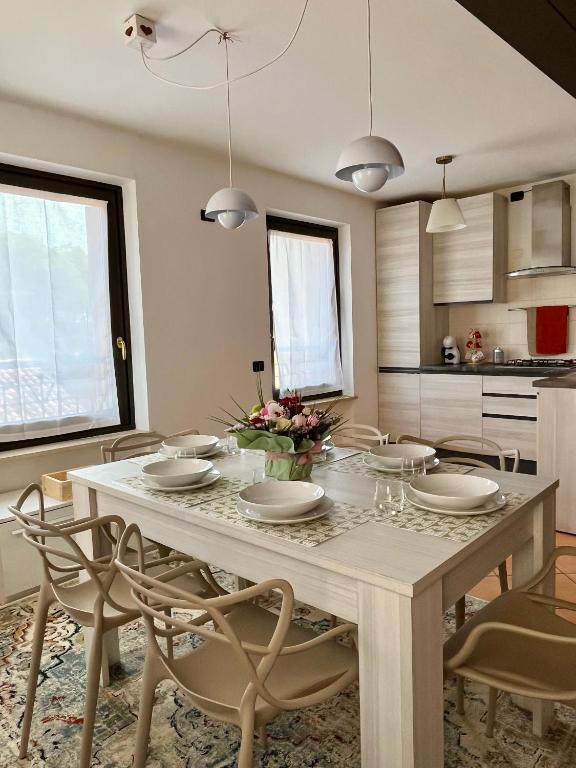 明乔河畔的瓦雷奇奥La casa di Nina - Appartamenti Deluxe的餐厅里有一张桌子和几把椅子