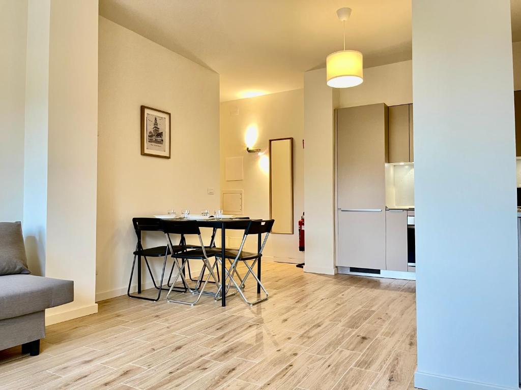 eine Küche und ein Wohnzimmer mit Tisch und Stühlen in der Unterkunft Cenisio 12 in Bergamo