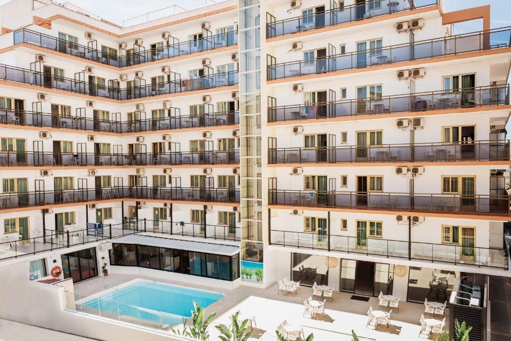 Bazén v ubytování Hotel Camposol nebo v jeho okolí