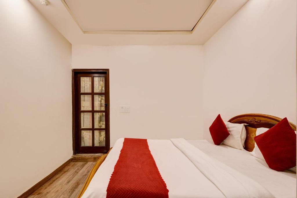 Postel nebo postele na pokoji v ubytování The Bir Stay - Couple Friendly Stays