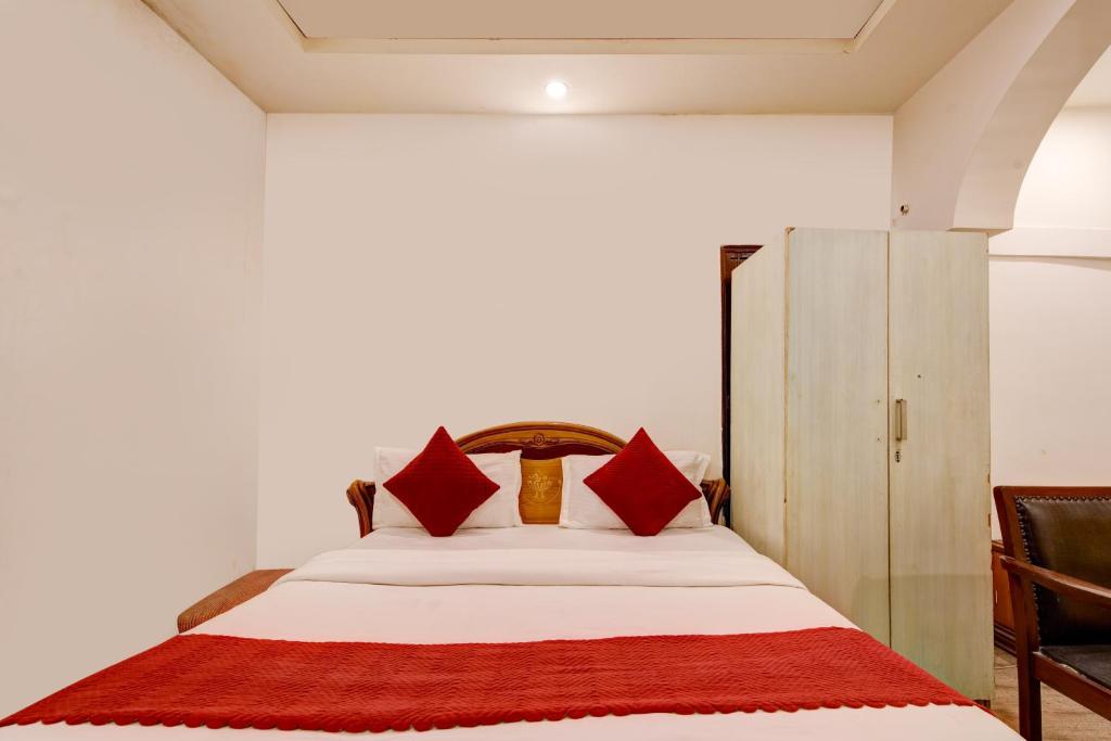 Postel nebo postele na pokoji v ubytování The Bir Stay - Couple Friendly Stays
