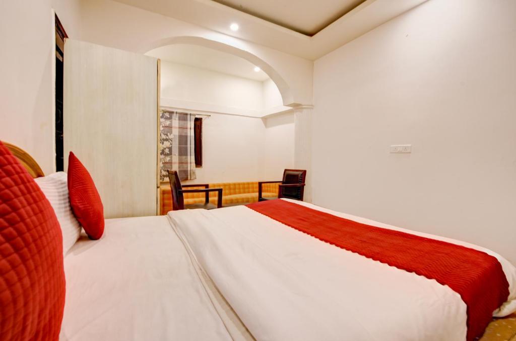 Postel nebo postele na pokoji v ubytování The Bir Stay - Couple Friendly Stays