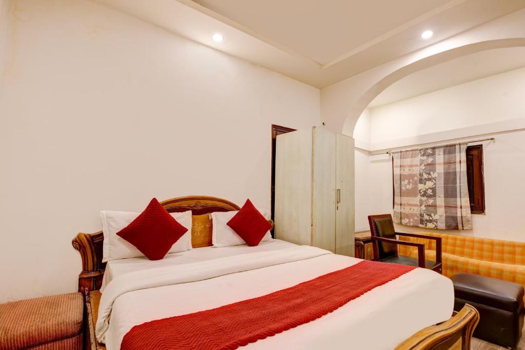 Postel nebo postele na pokoji v ubytování The Bir Stay - Couple Friendly Stays