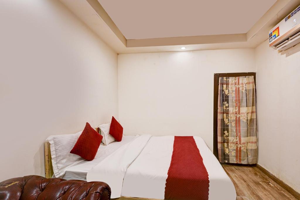 Postel nebo postele na pokoji v ubytování The Bir Stay - Couple Friendly Stays