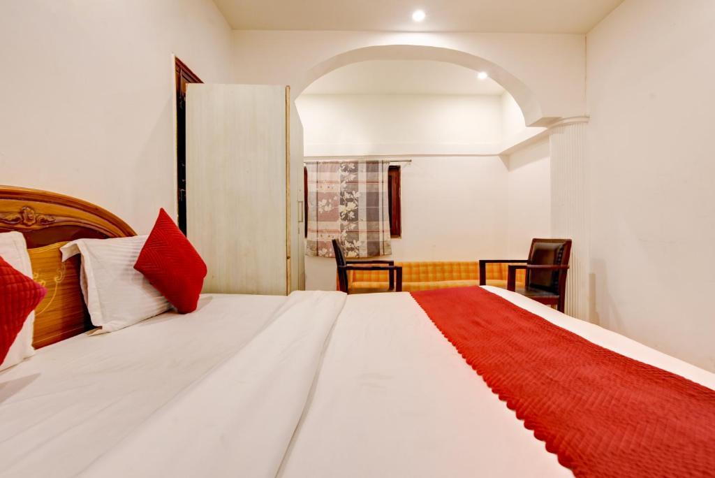 Postel nebo postele na pokoji v ubytování The Bir Stay - Couple Friendly Stays