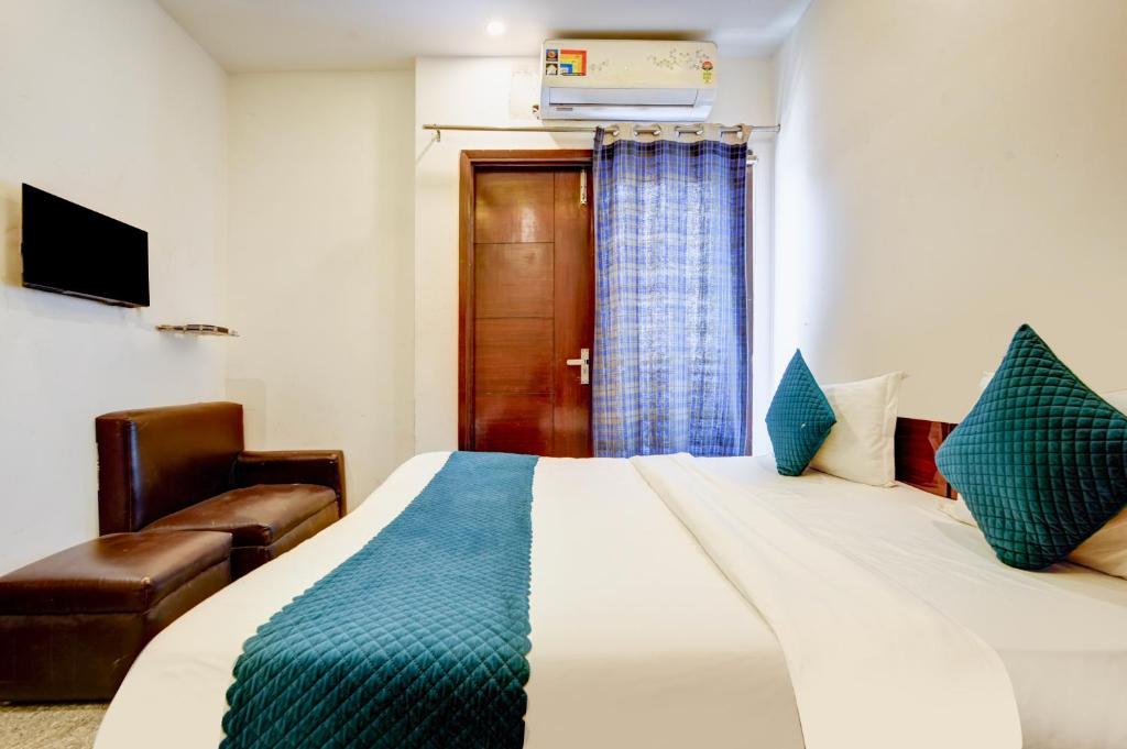 Postel nebo postele na pokoji v ubytování The Bir Stay - Couple Friendly Stays