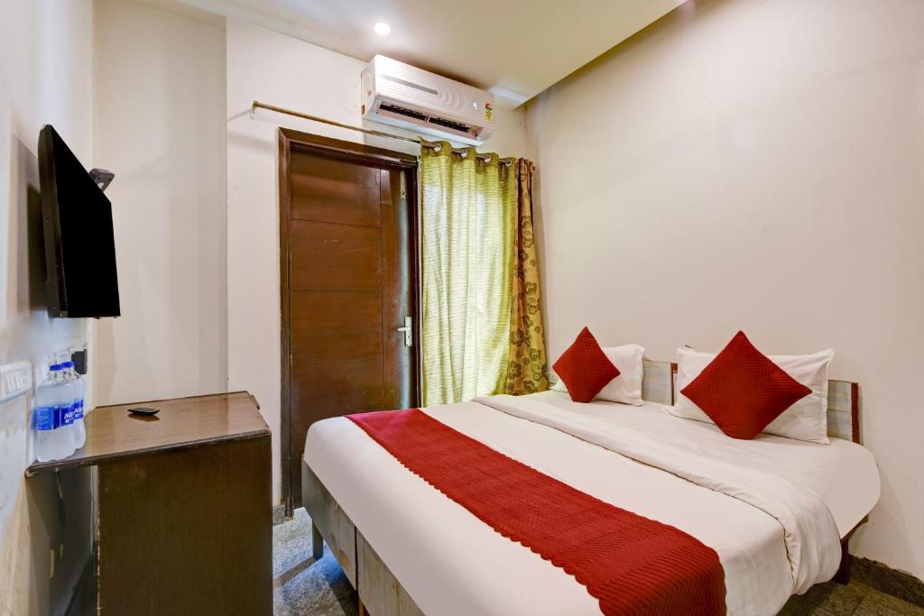Postel nebo postele na pokoji v ubytování The Bir Stay - Couple Friendly Stays