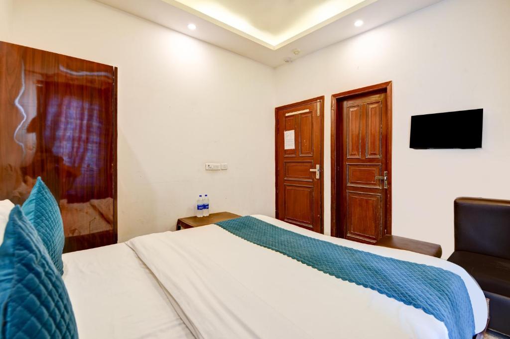 Postel nebo postele na pokoji v ubytování The Bir Stay - Couple Friendly Stays