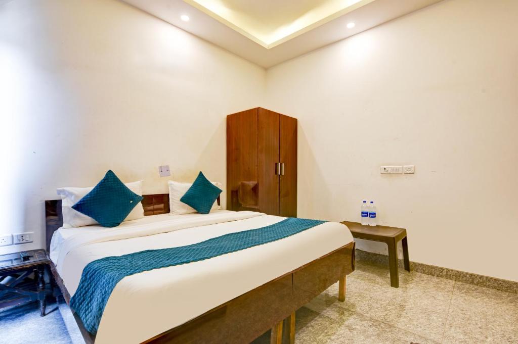 Postel nebo postele na pokoji v ubytování The Bir Stay - Couple Friendly Stays