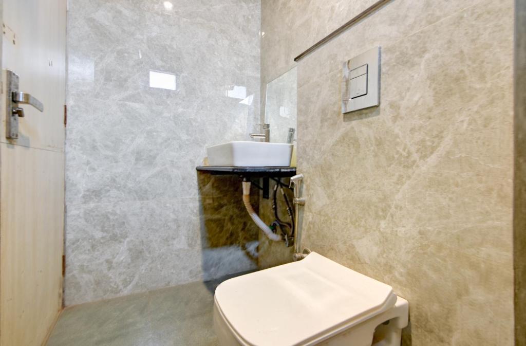 Koupelna v ubytování The Bir Stay - Couple Friendly Stays