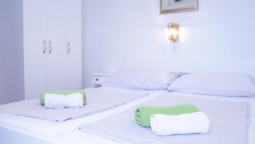 Postel nebo postele na pokoji v ubytování Apartments Markunović