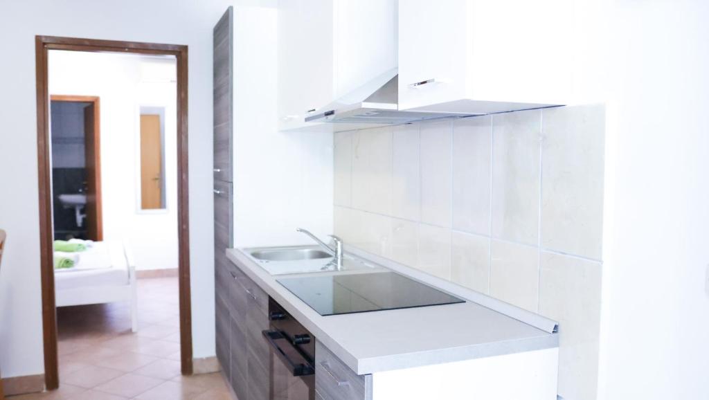 Kuchyň nebo kuchyňský kout v ubytování Apartments Markunović