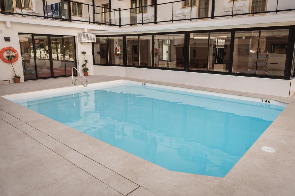 Bazén v ubytování Hotel Camposol nebo v jeho okolí