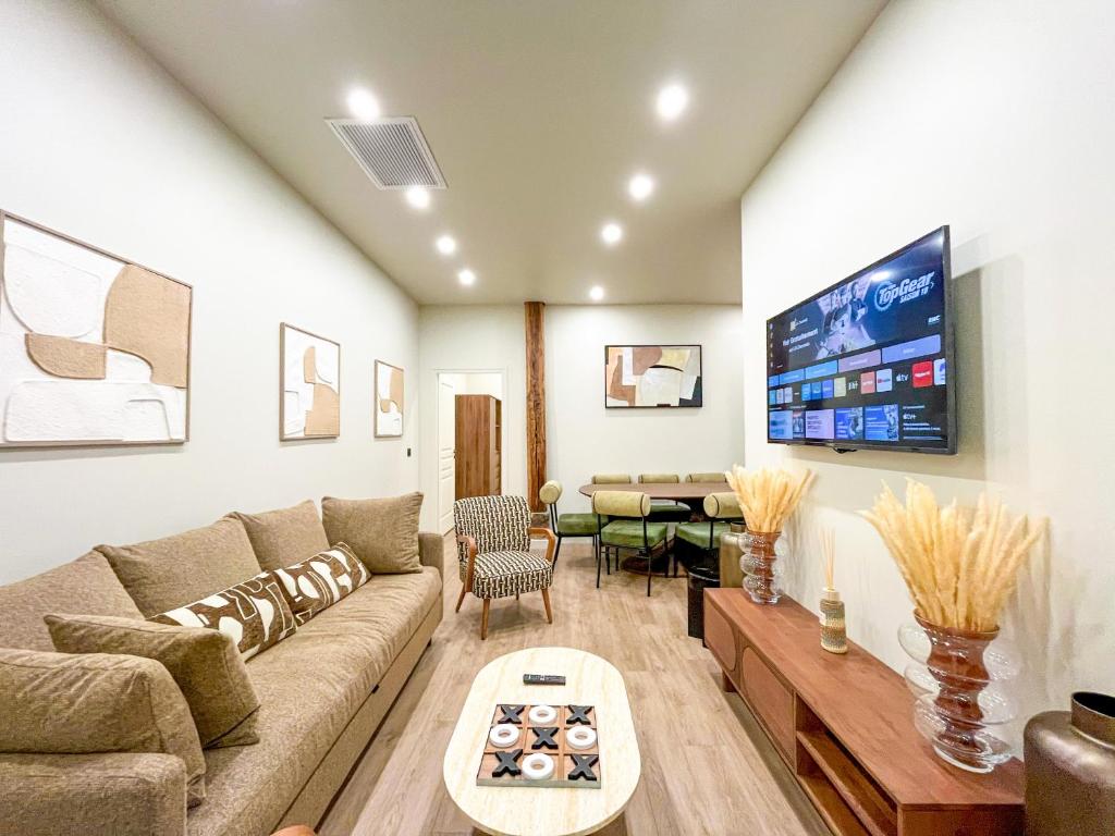 un salon avec un canapé et une table dans l'établissement Urban Flat 199 - Parisian 5 Bedroom Central Flat, à Paris