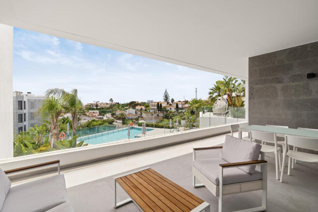 Bazén v ubytování Luxury Apartment Tomaso - The View Fuengirola nebo v jeho okolí
