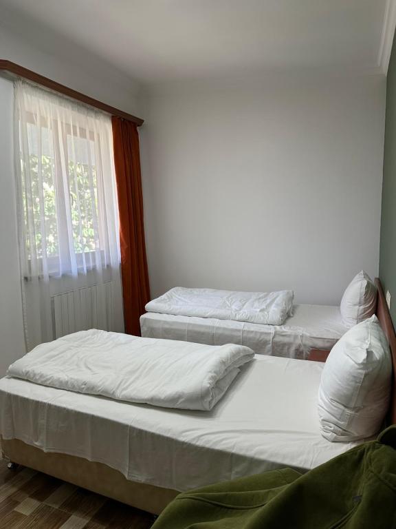 Postel nebo postele na pokoji v ubytování TAGANI Guest House