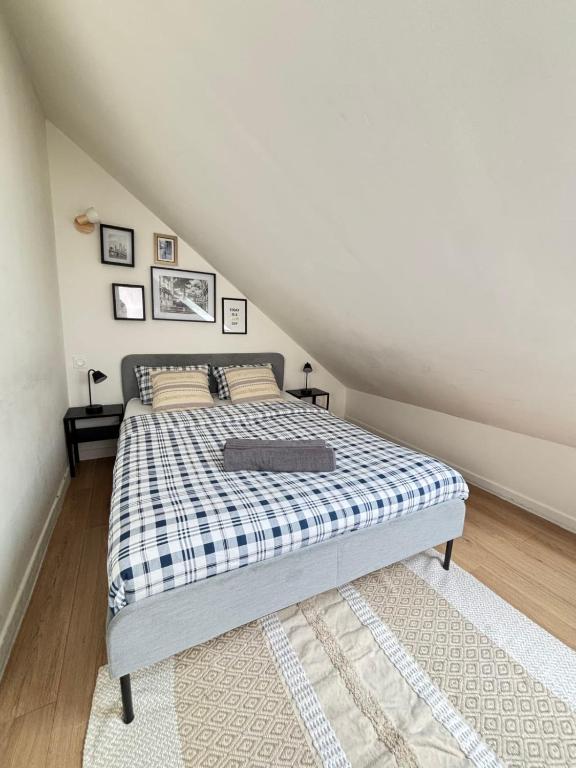 een slaapkamer met een bed met een geruite deken bij Soh Rent Strasbourg Studio 3 Tv-Wifi Proche Gare in Straatsburg