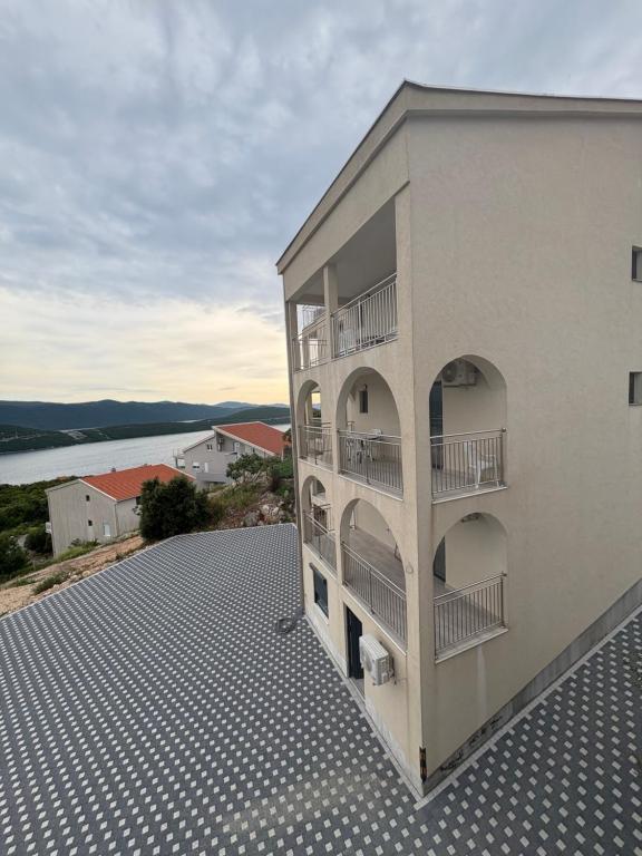 Balkón nebo terasa v ubytování Apartmani Neum