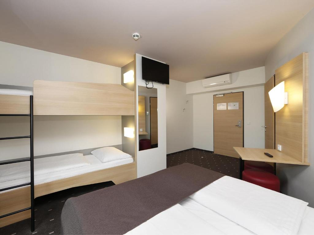 Postel nebo postele na pokoji v ubytování B&B HOTEL Berlin-Alexanderplatz