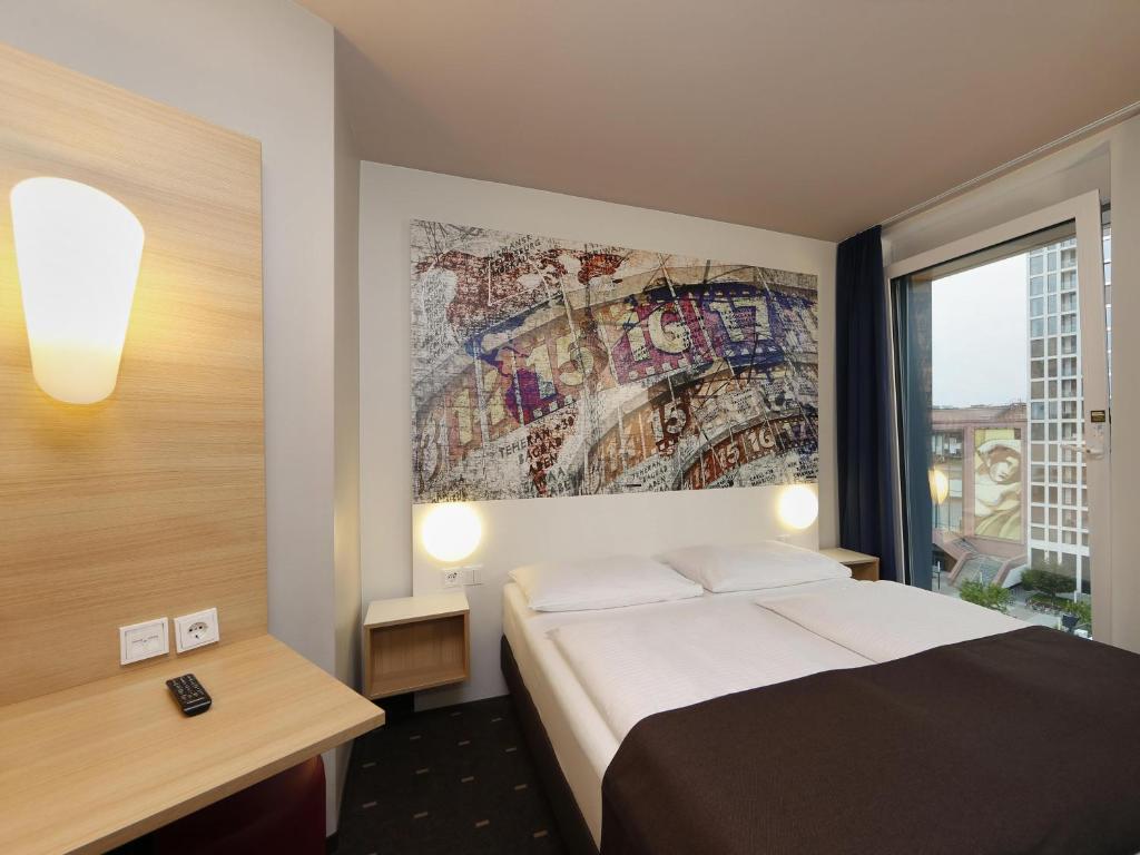 Postel nebo postele na pokoji v ubytování B&B HOTEL Berlin-Alexanderplatz
