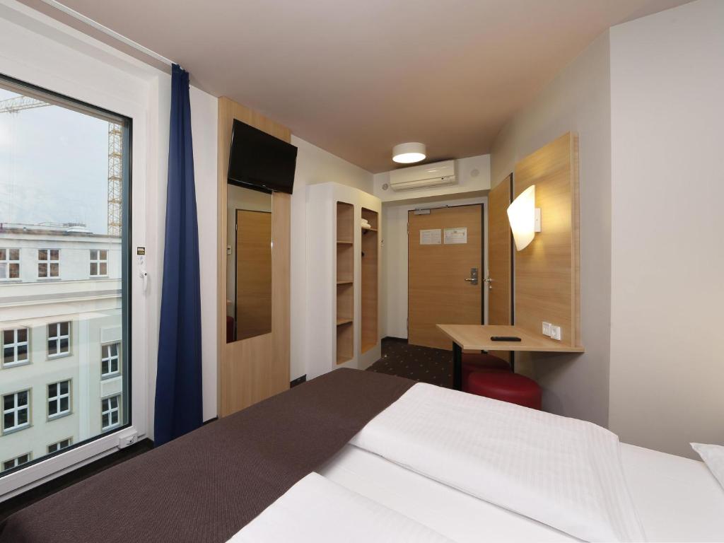 Postel nebo postele na pokoji v ubytování B&B HOTEL Berlin-Alexanderplatz