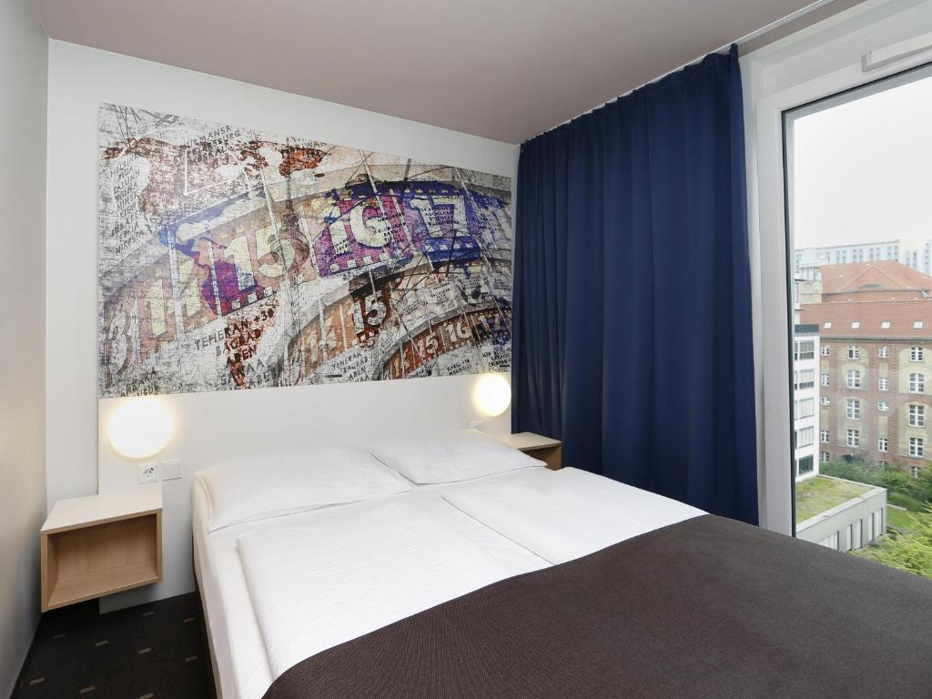 Postel nebo postele na pokoji v ubytování B&B HOTEL Berlin-Alexanderplatz
