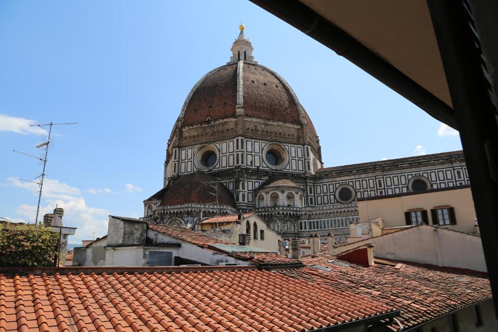 フィレンツェにあるApartments Florence - Ricasoli Terraceの時計塔のある屋根
