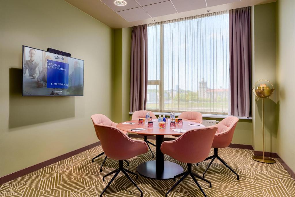 TV a/nebo společenská místnost v ubytování Radisson Blu Hotel Lietuva