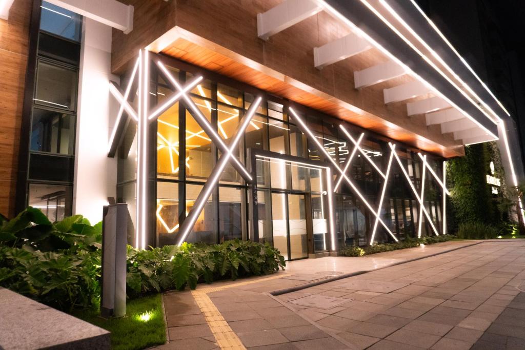 eine Außenansicht eines Gebäudes in der Nacht in der Unterkunft Studio 25 andar a 350m da Beira Mar com Rooftop in Fortaleza