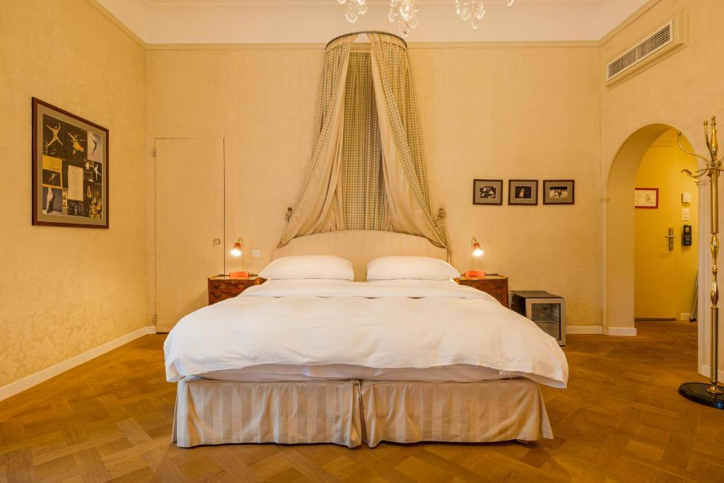 Vuode tai vuoteita majoituspaikassa Hotel Europe