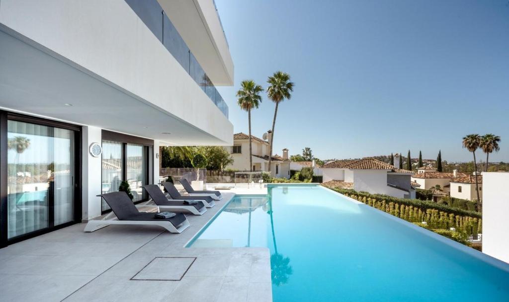 Πισίνα στο ή κοντά στο Luxury Villa with Breathtaking Views in Marbella By Lodgerstrip