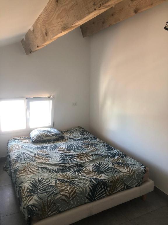 une chambre avec un lit dans une pièce dans l'établissement Chez Bastien, à Carqueiranne