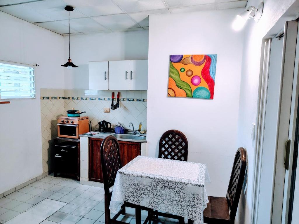 una cucina con tavolo e sedie e un dipinto sul muro di A&C Temporarios a Corrientes