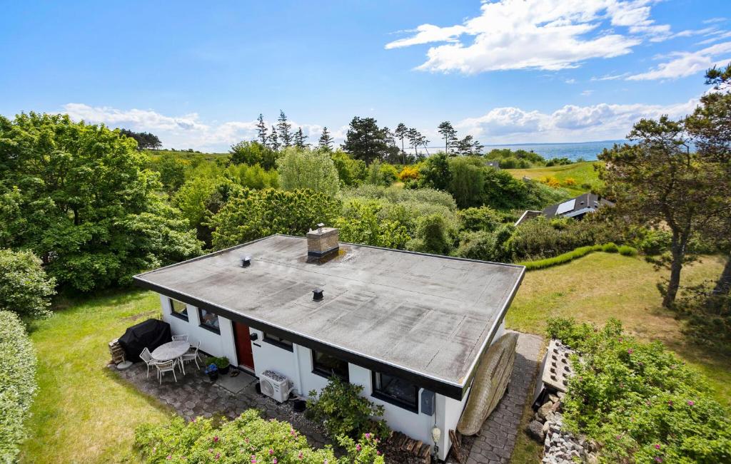 una vista aérea de una casa blanca con techo en Awesome Home In Knebel, en Ørby