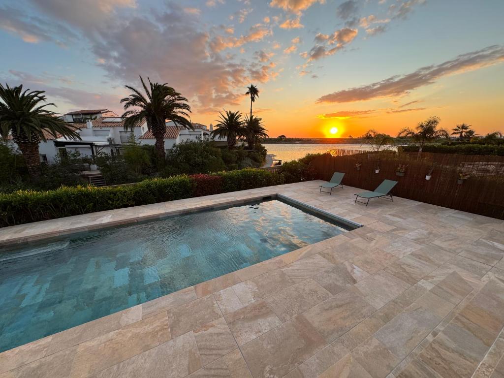 Kolam renang di atau dekat dengan Villa Moana Lagune 4 chambres, 4 salles de bain, piscine privative chauffée à 30 degrés toute l année, balnéo, terrain de pétanque privé, ping-pong