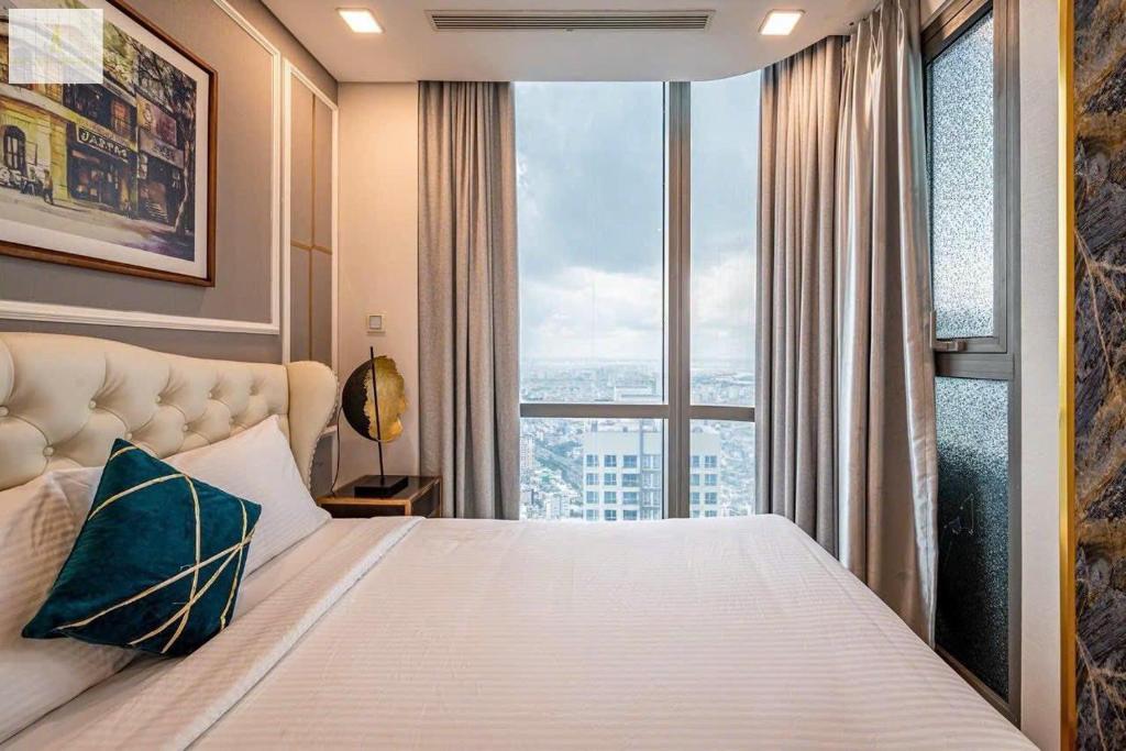 Postel nebo postele na pokoji v ubytování Landmark 81 Luxury Romantic Apartment