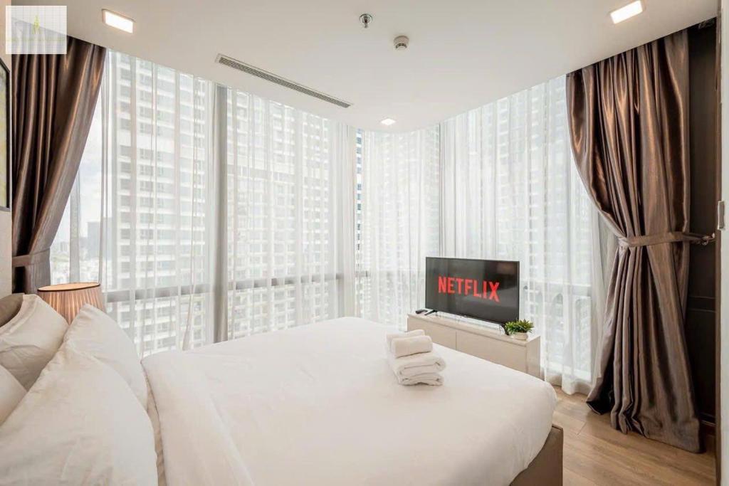 Postel nebo postele na pokoji v ubytování Landmark 81 Luxury Romantic Apartment