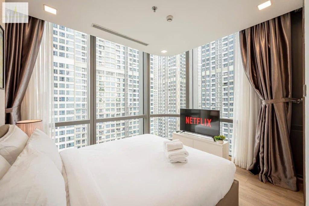 Postel nebo postele na pokoji v ubytování Landmark 81 Luxury Romantic Apartment