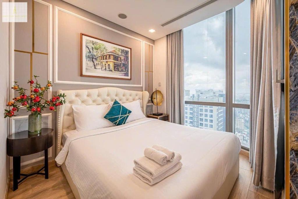 Postel nebo postele na pokoji v ubytování Landmark 81 Luxury Romantic Apartment